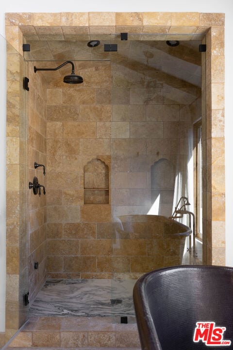 bathroom featuring tiled shower