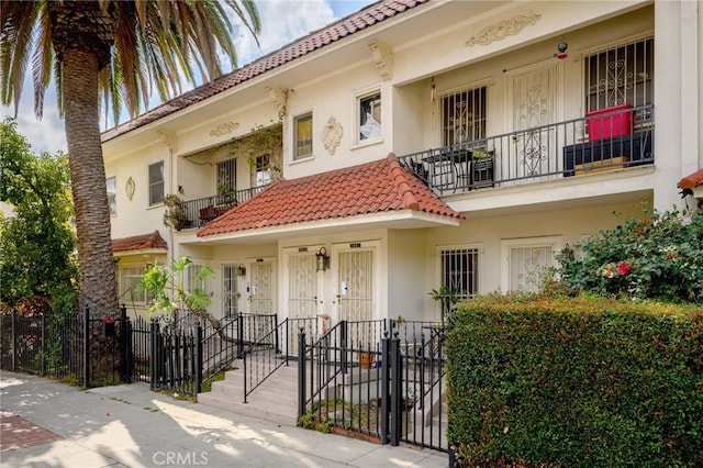 view of front of home featuring a fenced front yard