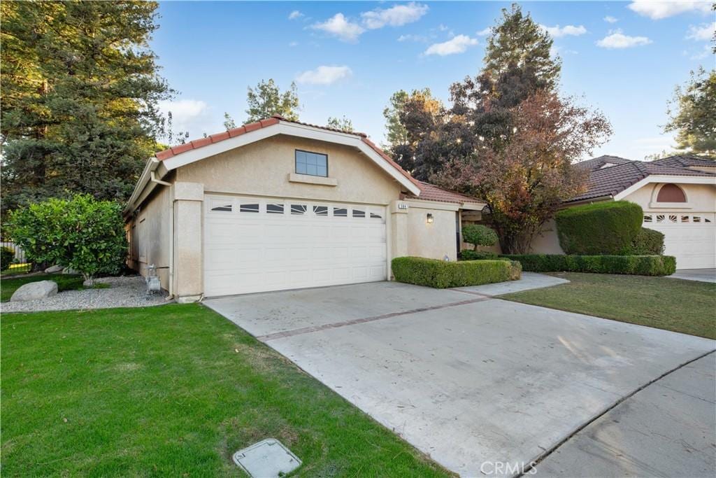 ranch-style house featuring a front lawn