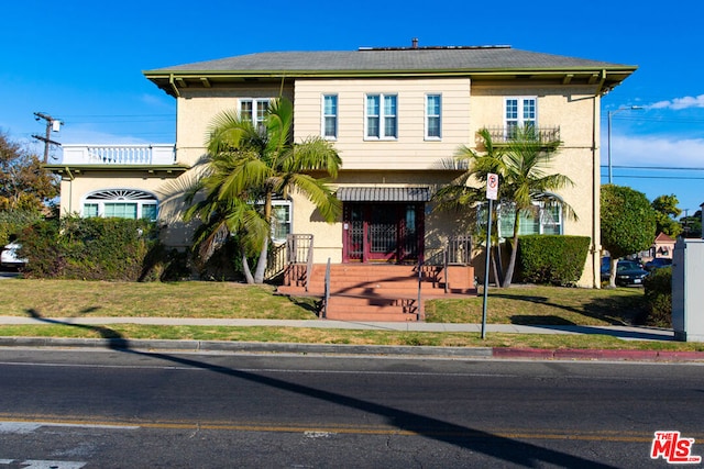 view of front of home featuring a front lawn