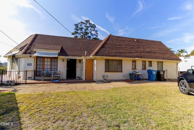 view of front of property featuring a front yard