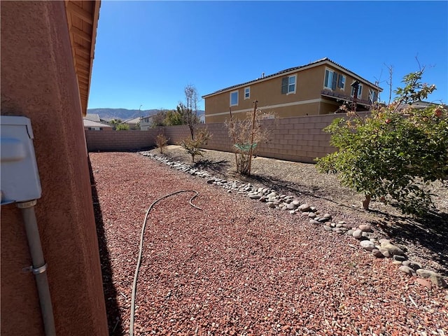 view of yard with a mountain view