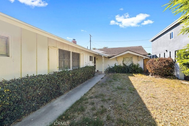 view of side of property featuring a yard