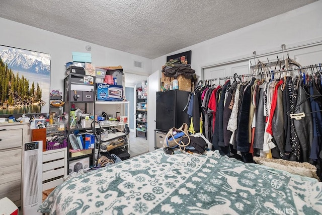 bedroom featuring a textured ceiling and a closet