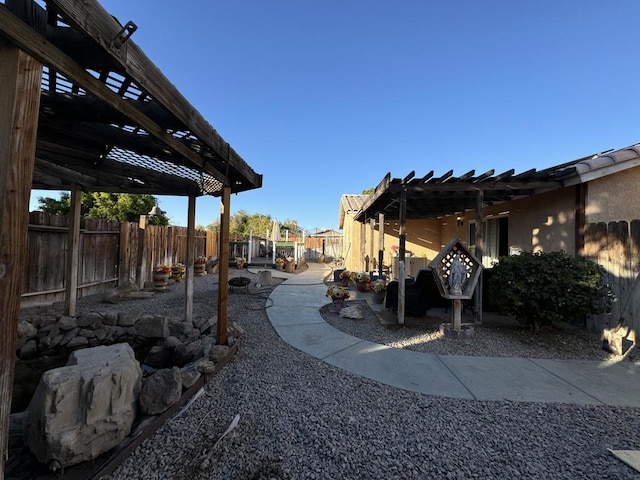 view of yard featuring a pergola