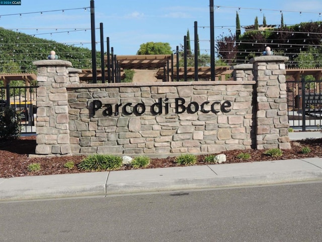 view of community / neighborhood sign