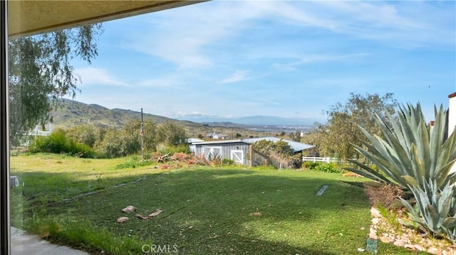 view of yard featuring a mountain view