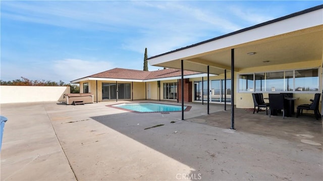 view of swimming pool featuring a jacuzzi and a patio area