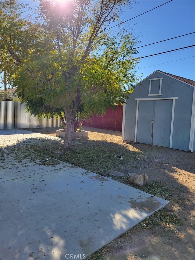 view of yard with a storage shed