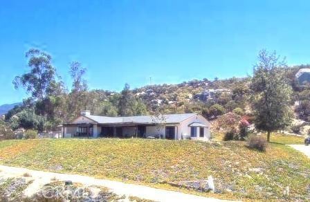 view of front facade featuring a front yard