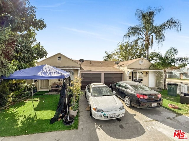 view of front of home featuring a front yard