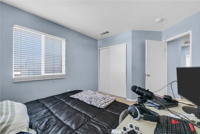 bedroom featuring carpet flooring and a closet