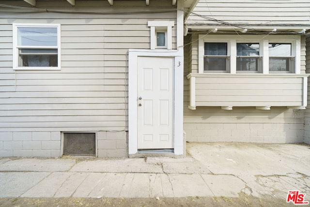 entrance to property with a patio