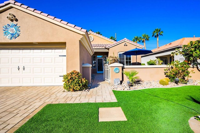 view of front facade featuring a garage and a front lawn