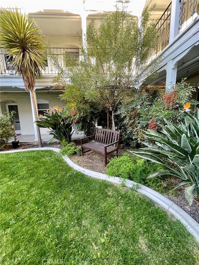 view of yard featuring a balcony