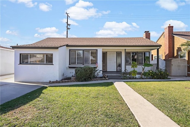 view of front of house featuring covered porch and a front yard