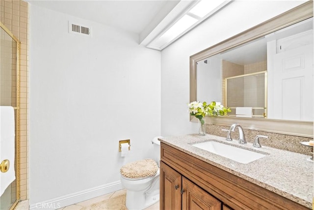 full bathroom featuring visible vents, toilet, a tile shower, vanity, and baseboards