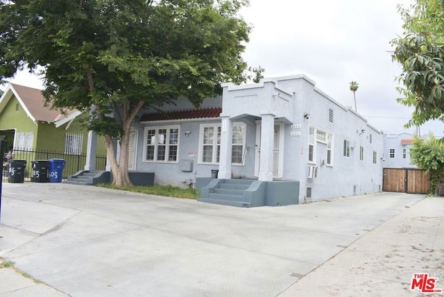 view of front of property