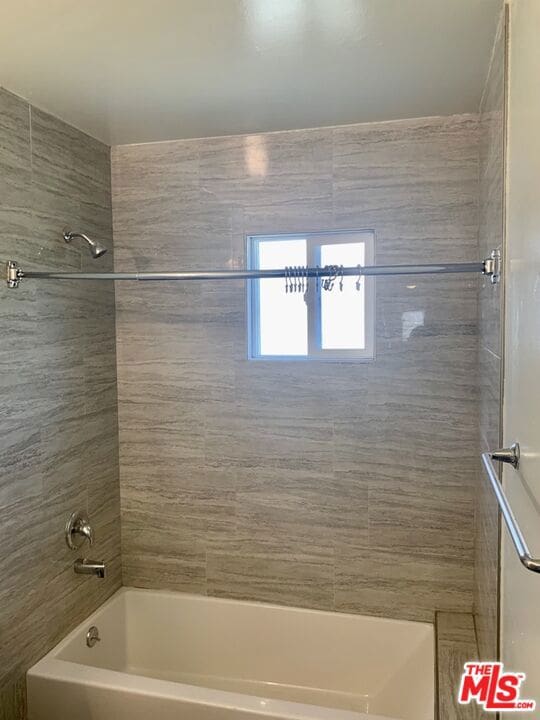 bathroom with tiled shower / bath combo