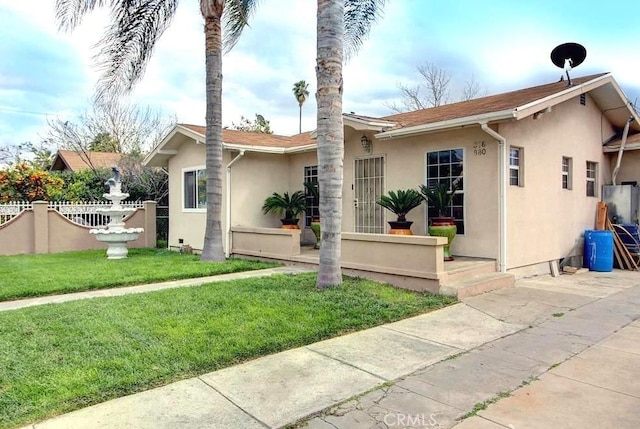 single story home with a front lawn