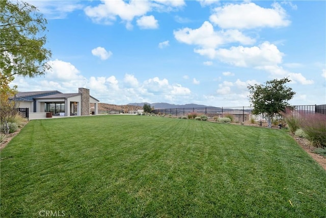 view of yard with a mountain view