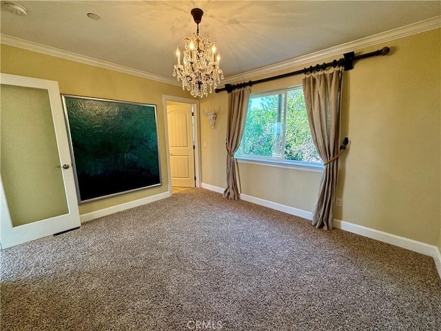 unfurnished room featuring carpet flooring, crown molding, and a notable chandelier