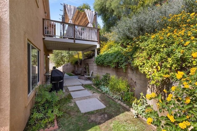 view of yard featuring a patio