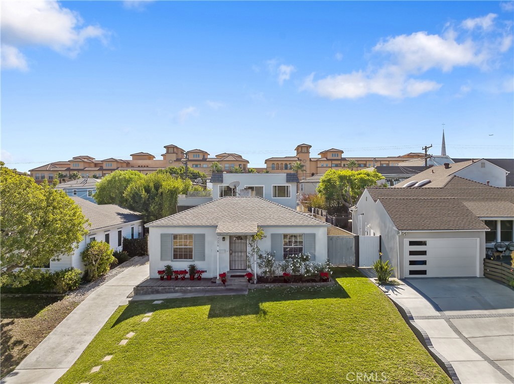 view of front of home with a front yard