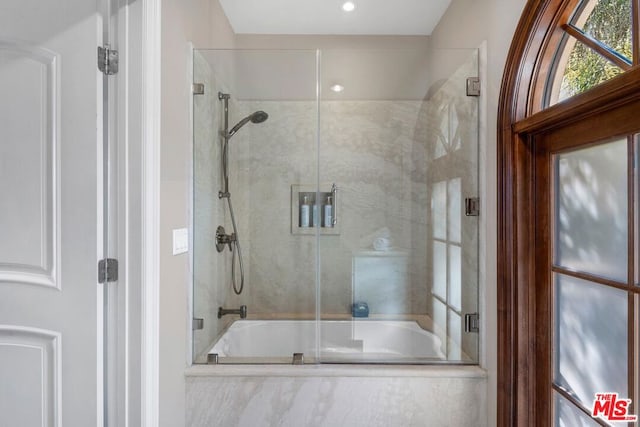 bathroom with combined bath / shower with glass door