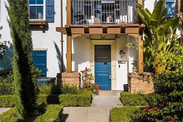 entrance to property with a balcony