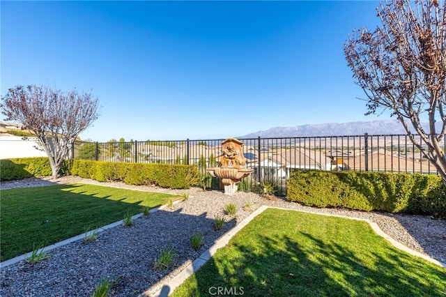 view of yard featuring a mountain view