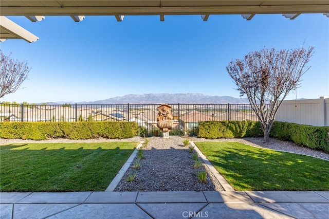 view of yard featuring a mountain view