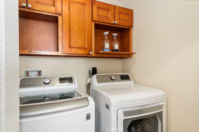 laundry room featuring cabinets and independent washer and dryer