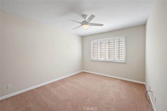 carpeted spare room featuring ceiling fan