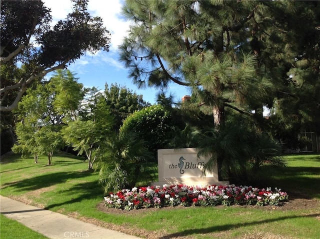 community / neighborhood sign featuring a lawn