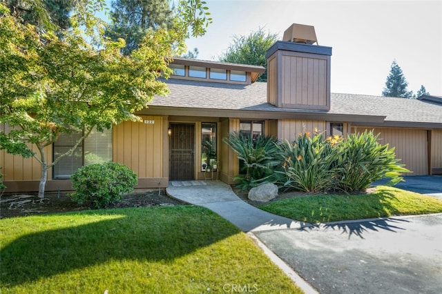 view of front of property with a front yard