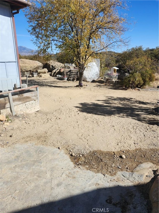 view of yard featuring a mountain view