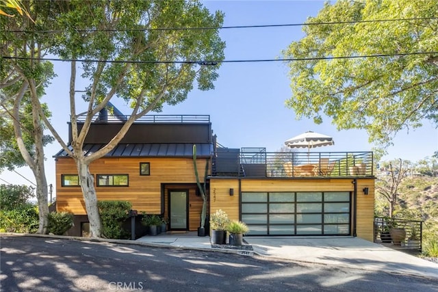 view of front facade featuring a garage