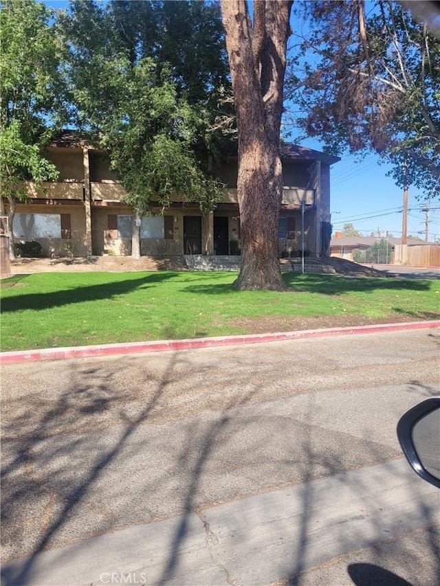 view of front of house featuring a front yard