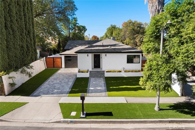 view of front of property featuring a front yard