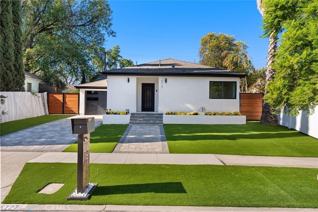 view of front of home featuring a front lawn