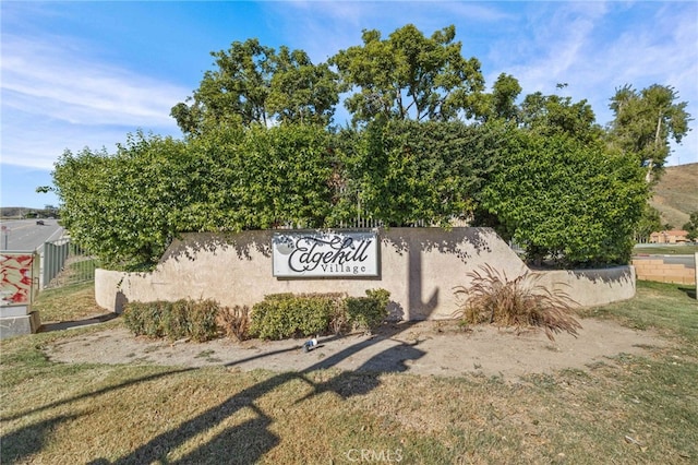 community / neighborhood sign featuring a yard