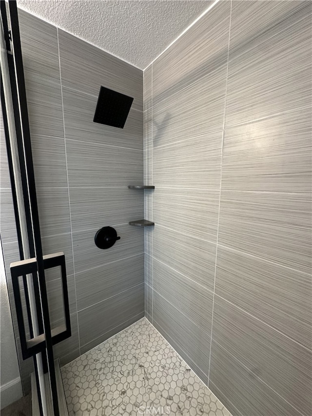 bathroom featuring tiled shower