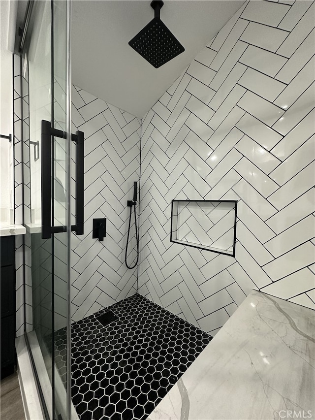 bathroom featuring a tile shower