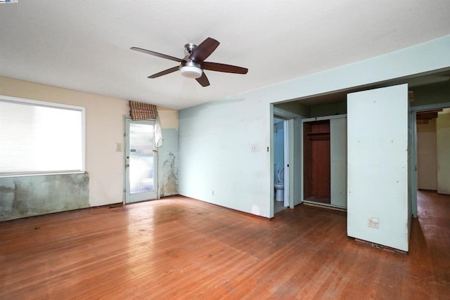 empty room featuring dark hardwood / wood-style floors and ceiling fan