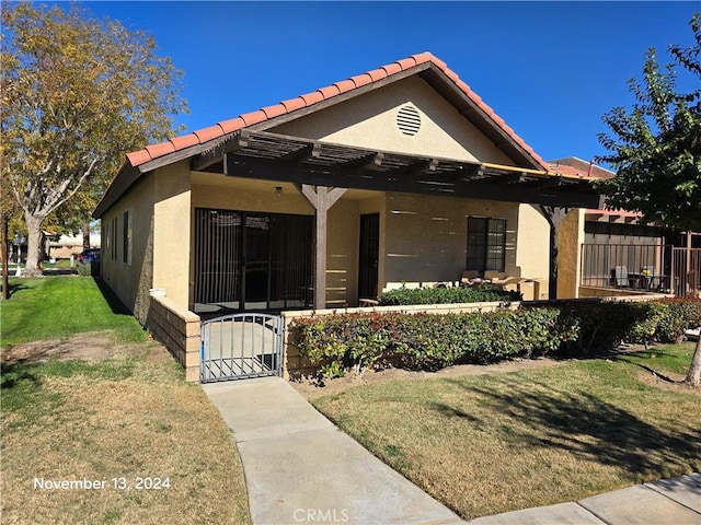 view of front of home featuring a front yard