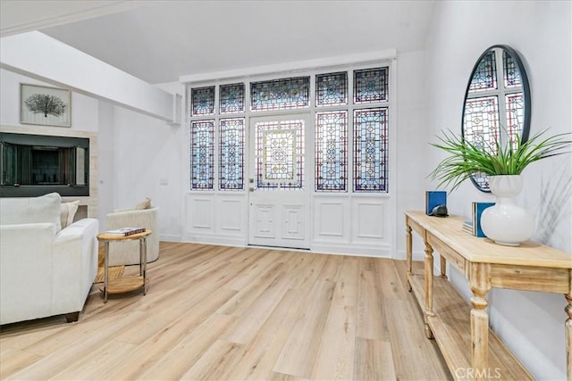 living area with light hardwood / wood-style flooring