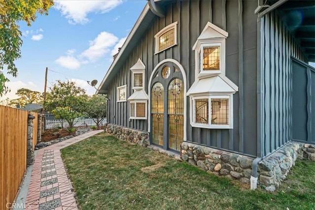 exterior space with a front yard