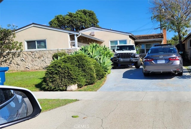 view of front of house featuring a front lawn