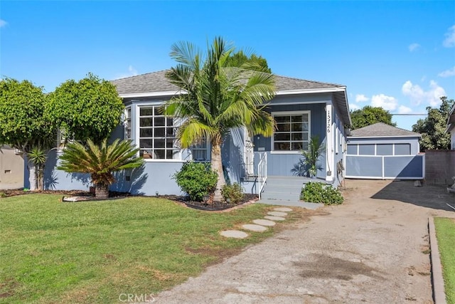 view of front of property featuring a front yard and a garage